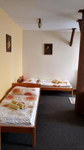 Uma cama ou camas num quarto em Dalmo