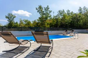 Der Swimmingpool an oder in der Nähe von Villa Neda