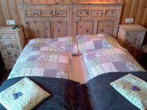 Ein Bett oder Betten in einem Zimmer der Unterkunft Gästehaus Biobauernhof Brennsteinhof