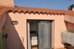 eine offene Tür zu einem Haus mit einem Dach in der Unterkunft Ático Dúplex en Delta de l'Ebre dos terrazas y balcón in Deltebre
