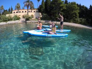 un gruppo di persone in acqua su tavole a remi di Backpackers Fairytale Hostel a Spalato (Split)
