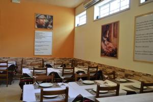 a classroom filled with lots of tables and chairs at Hotel Central in São Tomé