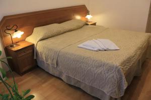 Cama o camas de una habitación en Nouvelle Europe gostevyye komnaty