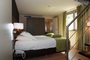 Voodi või voodid majutusasutuse Cleythil Hotel toas