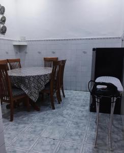 uma sala de jantar com uma mesa e cadeiras e uma lareira em Bayan Baru Homestay @ Taman Sri Nibong em George Town