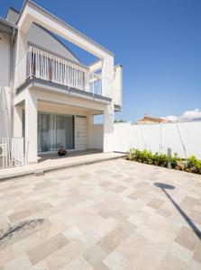 un gran patio frente a una casa en Arricàmpati Apartments Villa & Bringo Car Rental, en Carini