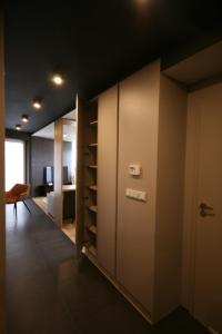 um quarto com um armário com uma porta e uma secretária em APARTAMENT ZAGNAŃSKA - Garaż em Kielce