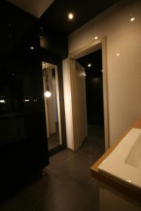 uma casa de banho com um lavatório e um espelho em APARTAMENT ZAGNAŃSKA - Garaż em Kielce