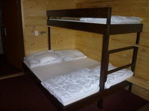 מיטה או מיטות קומותיים בחדר ב-Chata Pod Kloboukem