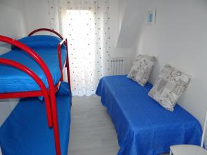 Poschodová posteľ alebo postele v izbe v ubytovaní Appartamento vista mare