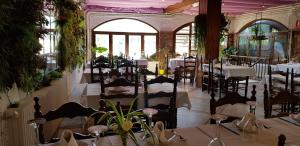 un ristorante con tavoli e sedie in una stanza di Hostal La Guineu a Viladrau