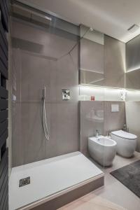 A bathroom at Pratello Suite Apartment Még 25 kép