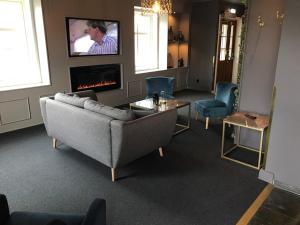 TV a/nebo společenská místnost v ubytování Hotell Gamla Staden