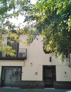 コルドバにあるLa Casa De Clara Córdobaの白い建物の横にバルコニーがあります。