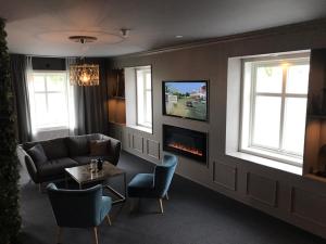 TV a/nebo společenská místnost v ubytování Hotell Gamla Staden