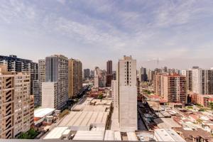 Depto en Santiago Centro في سانتياغو: اطلالة على مدينة ذات مباني طويلة