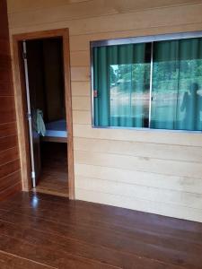 uma porta para um quarto com uma janela numa casa em Amazon Arowana Lodge em Careiro