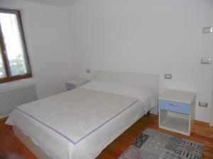 フェルトレにあるMini Viale Farraの白いベッドルーム(ベッド1台、窓付)