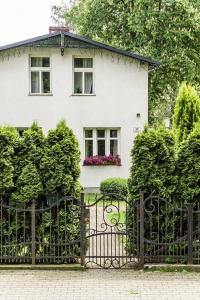 una casa blanca con una puerta delante de ella en VIU Garden & Sun, en Sopot