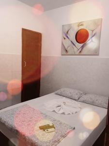 um quarto com uma mesa e um quadro na parede em POUSADA OLÍMPIA em Maceió