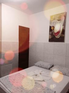 Zimmer mit einem Bett und einem Wandgemälde in der Unterkunft POUSADA OLÍMPIA in Maceió