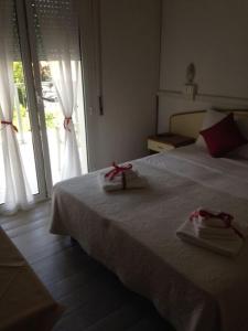 Postel nebo postele na pokoji v ubytování Hotel Carol