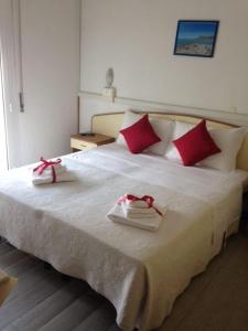 Postel nebo postele na pokoji v ubytování Hotel Carol