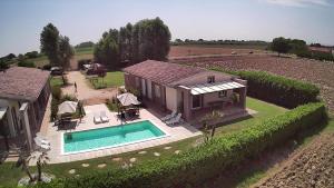 an aerial view of a house with a swimming pool at Residence Ca Giuliocesare in Castiglione di Ravenna