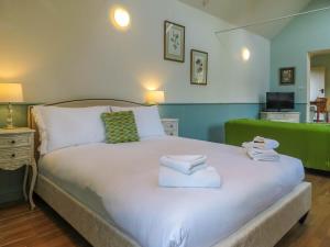 ein Schlafzimmer mit einem Bett mit Handtüchern darauf in der Unterkunft Bluebell Studio in Saxmundham