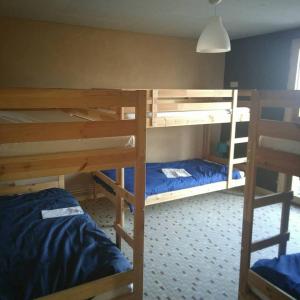 Katil dua tingkat atau katil-katil dua tingkat dalam bilik di CoRide