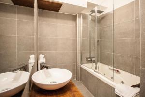 uma casa de banho com um lavatório, um WC e uma banheira em Vieux Palais - Chamonix em Chamonix-Mont-Blanc