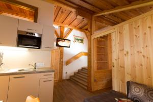une chambre avec une cuisine et un escalier dans une cabine dans l'établissement Gästehaus Christl, à Radstadt