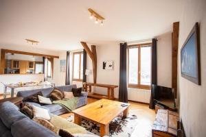 夏慕尼白朗峰的住宿－Vieux Palais - Chamonix，客厅配有沙发和桌子