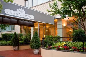 una tienda frente a un edificio con plantas y flores en State Plaza Hotel, en Washington