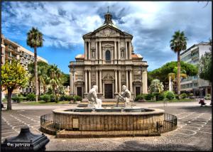 DONNA MELA apartments في بارشلونا-بوتسو دي غوتو: مبنى كبير يوجد أمامه نافورة