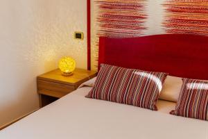 A bed or beds in a room at Vista Mare B&B