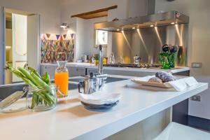 A kitchen or kitchenette at Starhost - DIMORA COPETA stunning seaview