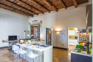 uma cozinha com uma grande ilha num quarto em Starhost - DIMORA COPETA em Salerno