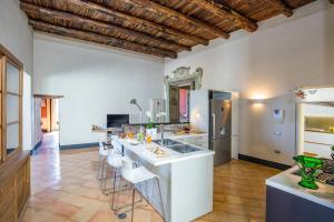 A kitchen or kitchenette at Starhost - DIMORA COPETA stunning seaview