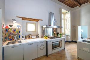 A kitchen or kitchenette at Starhost - DIMORA COPETA stunning seaview