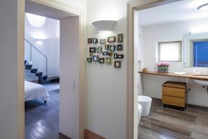A bed or beds in a room at Starhost - DIMORA COPETA stunning seaview