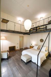 A bed or beds in a room at Starhost - DIMORA COPETA stunning seaview