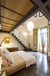 A bed or beds in a room at Starhost - DIMORA COPETA stunning seaview