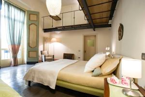 A bed or beds in a room at Starhost - DIMORA COPETA stunning seaview
