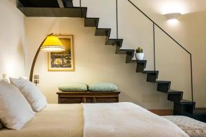 A bed or beds in a room at Starhost - DIMORA COPETA stunning seaview