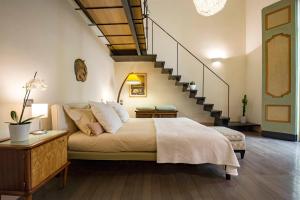 A bed or beds in a room at Starhost - DIMORA COPETA stunning seaview
