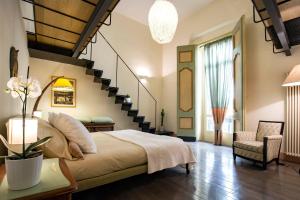 A bed or beds in a room at Starhost - DIMORA COPETA stunning seaview