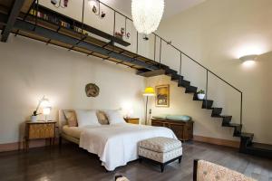 A bed or beds in a room at Starhost - DIMORA COPETA stunning seaview