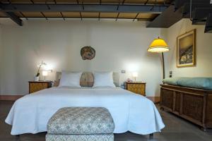 A bed or beds in a room at Starhost - DIMORA COPETA stunning seaview