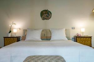 A bed or beds in a room at Starhost - DIMORA COPETA stunning seaview